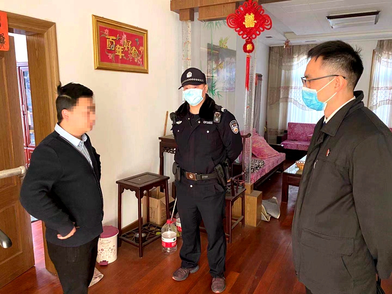 圖為執行干警向被執行人釋法。.jpg