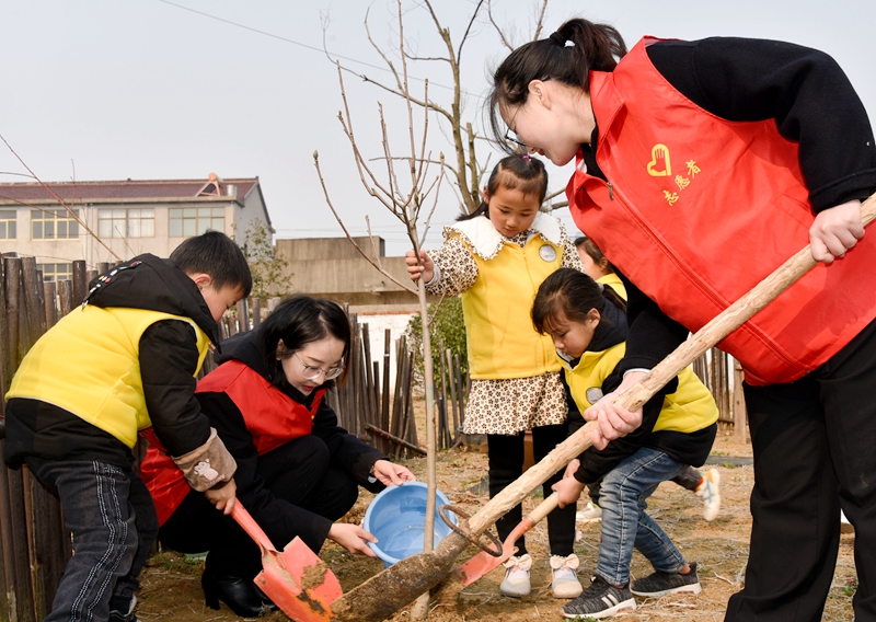 女法官 植樹.jpg