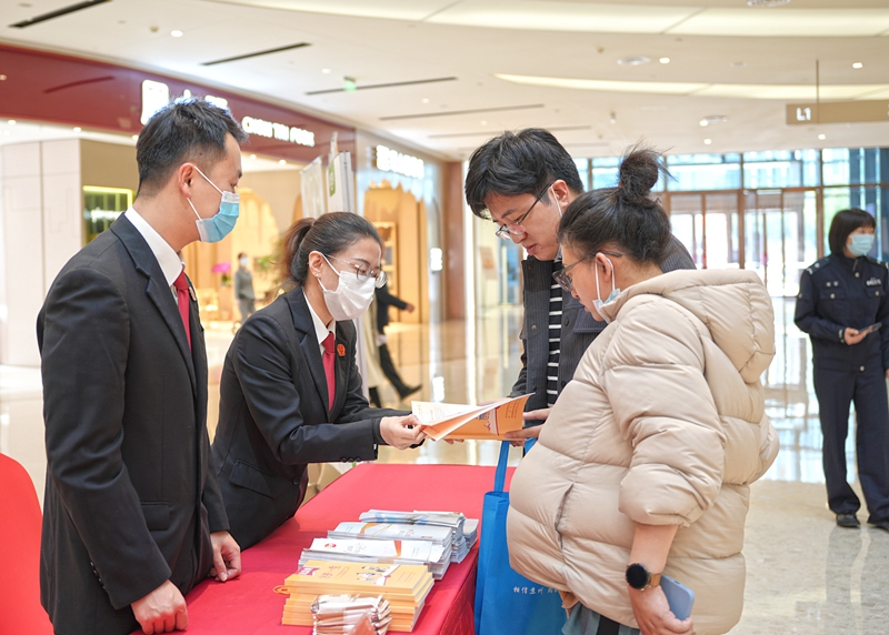 虎丘法院干警向群眾發放手冊，宣傳消費者維權知識1.jpg