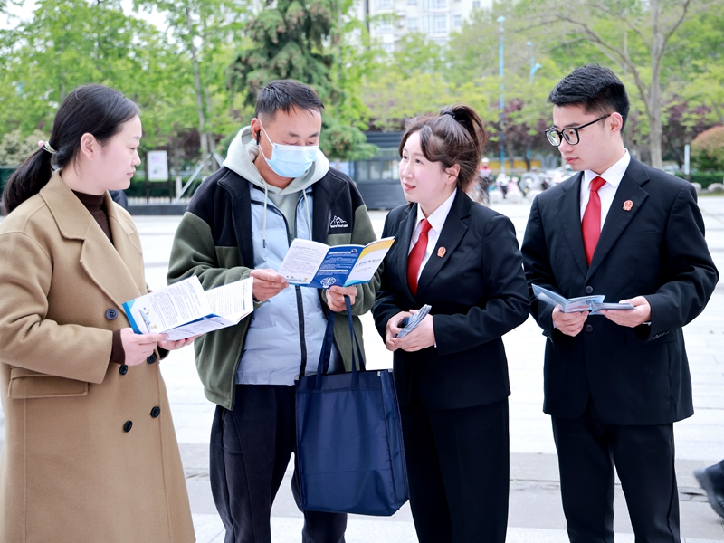 王雨璠攝 王雨璠攝 新沂法院組織干警在新沂市花廳文化廣場(chǎng)開(kāi)展以“加強(qiáng)知識(shí)產(chǎn)權(quán)法治保障 有力支持全面創(chuàng)新”為主題的世界知識(shí)產(chǎn)權(quán)日法治宣傳活動(dòng).JPG