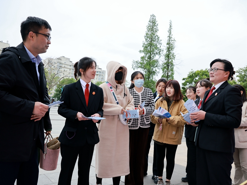 王雨璠攝 新沂法院組織干警在新沂市花廳文化廣場(chǎng)開(kāi)展以“加強(qiáng)知識(shí)產(chǎn)權(quán)法治保障 有力支持全面創(chuàng)新”為主題的世界知識(shí)產(chǎn)權(quán)日法治宣傳活動(dòng).JPG