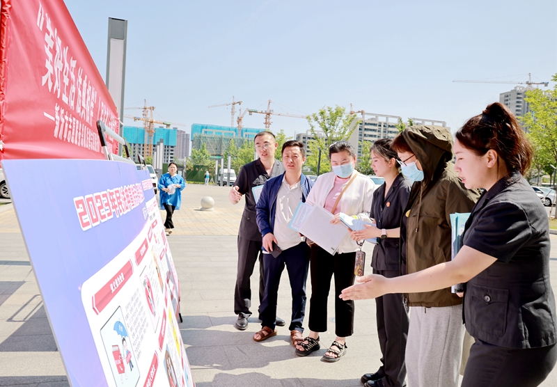 活動中，青年干警通過設(shè)置展板、發(fā)放宣傳資料、面對面講解等方式，用通俗易懂的語言深入淺出地向群眾宣講高空拋物、離婚冷靜期、居住權(quán)、人格權(quán)等法律規(guī)定。針對群眾咨詢的婚姻家庭、合同履行、勞動權(quán)益保障等方面的疑問，干警逐一細(xì)心解答 (4).JPG