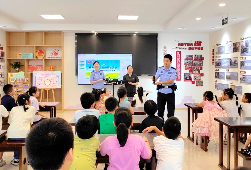 圖為司法警察大隊青年警員向孩子們展示了日常執法過程中所使用的警用裝備并教導孩子們如何增強體魄保護自身安全。.jpg